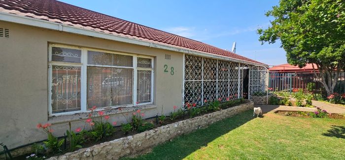 For Sale: House in Square Hill Park with 3 bedrooms, open plan living, and carport.