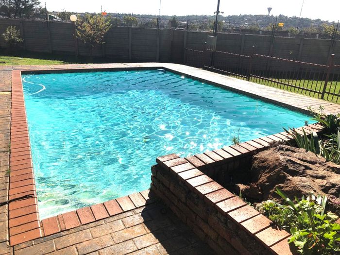 Highveld Townhouse To Rent: 2 beds, private garden, pool, pet-friendly, garage.