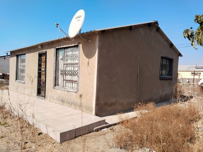 2 Bedroom House in Seshego For Sale, close to amenities and transport.