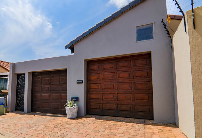 For Sale: Hennopspark House with solar power, study, braai area, and garages.