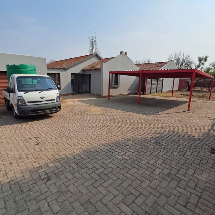 3 Bedroom House To Rent in Secunda Central with en-suite, pet-friendly yard.