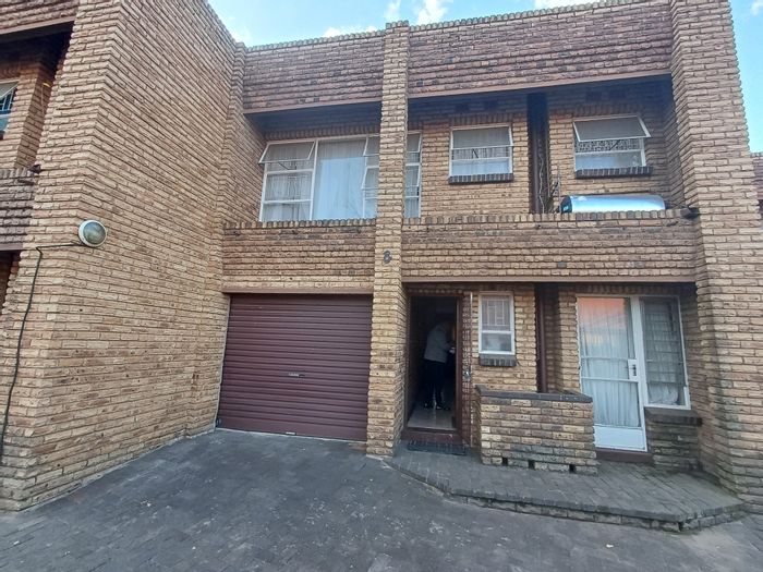 For Sale: Townhouse in Neserhof with 3 bedrooms, secure complex, and private yard.