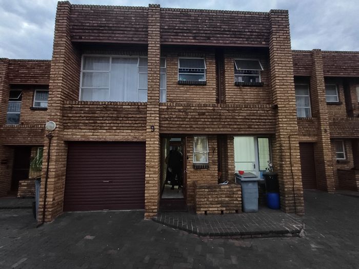 For Sale: 3-Bedroom Townhouse in Neserhof with Security, Parking, and Private Yard.