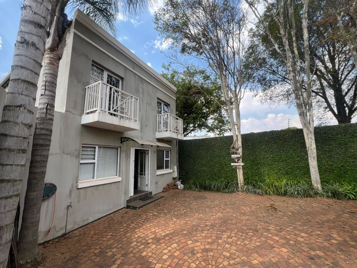 Lynnwood House For Sale: 3 bedrooms, outdoor braai area, secure double garage.