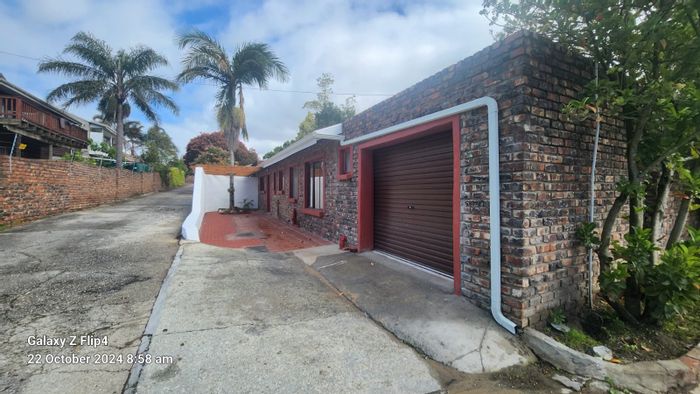 For Sale: 3 Bedroom House in Bo Dorp with braai area and pet-friendly features.