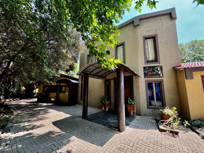 For Sale: Spacious Secunda Central house with 9 bedrooms, conference room, ample parking.