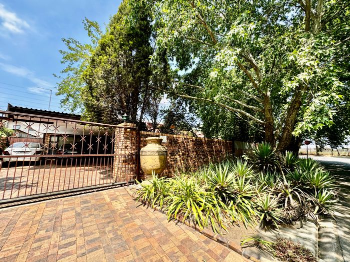 9-Bedroom Guest House For Sale in Secunda Central with self-contained flatlet.