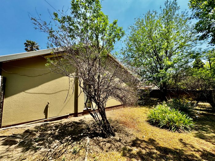 For Sale: Spacious 6-bedroom house in Secunda Central with flatlets and garages.