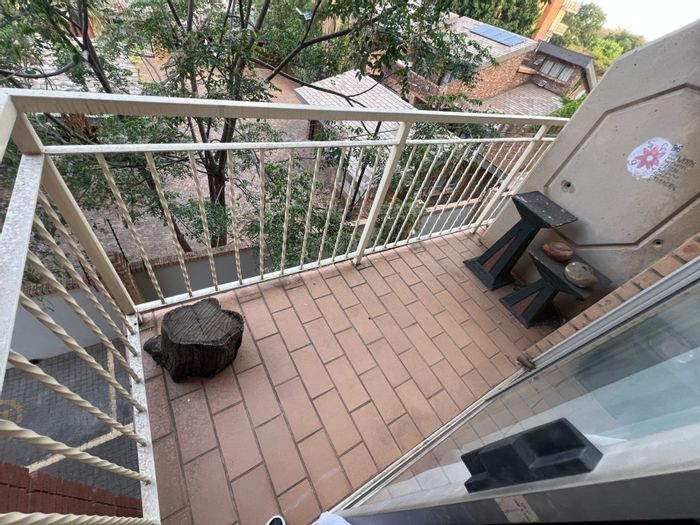 Hillcrest Apartment For Sale: 2-bed, close to schools, shopping, and transport.