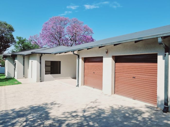 4-Bedroom House For Sale in Mountain View with Garden, Patio, and 2 Garages.