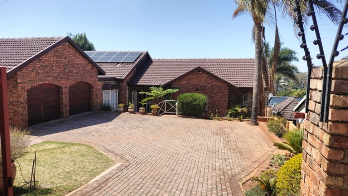 Helderkruin House For Sale: 3 bedrooms, pool, study, solar energy, and braai area.