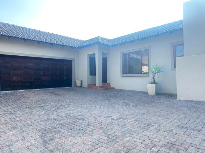 Duet For Sale in Thatchfield Close: Family-friendly, garden, braai room, near schools.