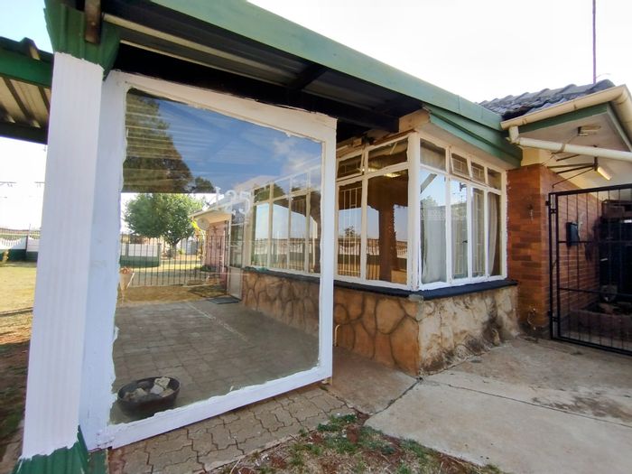 For Sale: Spacious 3-bedroom house with flatlet, corner stand, and entertainment area in Stilfontein Ext 3.