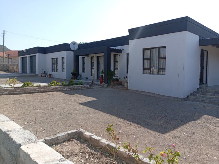 For Sale: House in Spandauville with 4 bedrooms, borehole, and double garage.