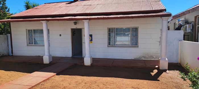 Belgravia Office For Sale: 4 offices, boardroom, kitchen, carport, prime location.