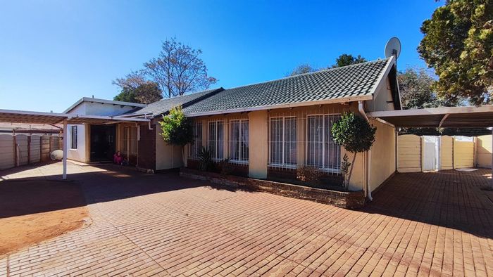 Dawn Park House For Sale: 2 Beds, Pool, Flatlet, 3 Carports, 2 Living Rooms.