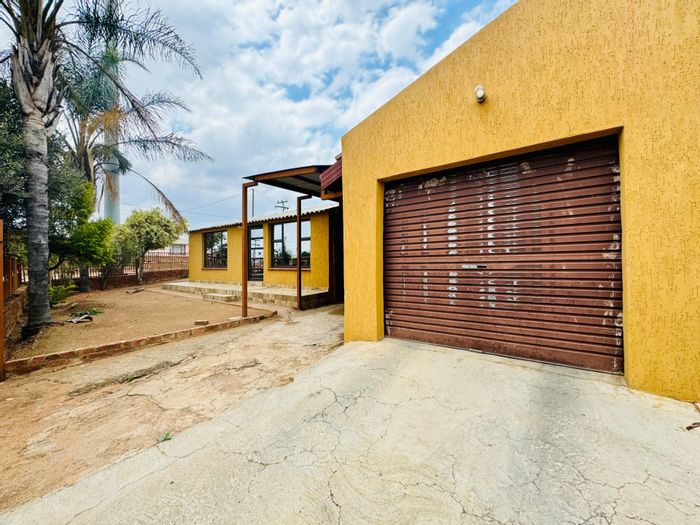 For Sale: House in Mabopane Unit B with garage, lapa, and extra bedroom.