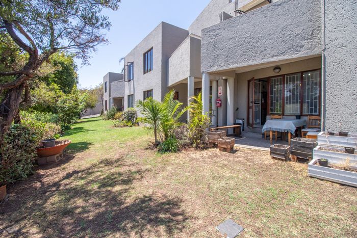 Sunnyrock Townhouse For Sale: 2 Bedrooms, Pool, Braai Area, Gated Security.