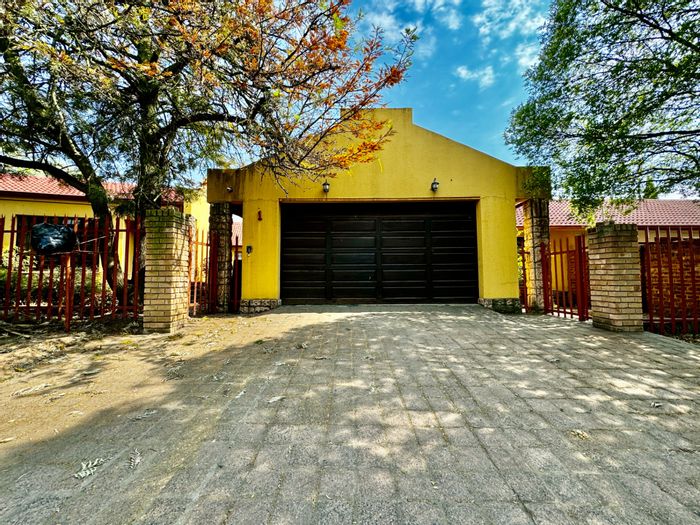 House for Sale in Secunda Central: Spacious living, flatlet, and ample parking.