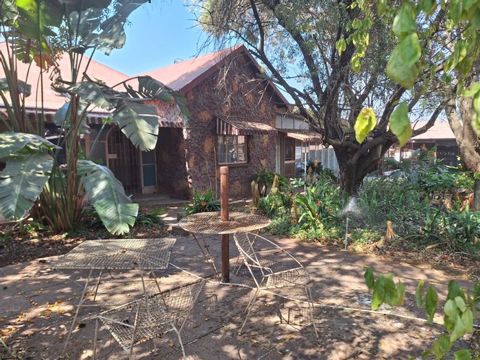 House For Sale in Modimolle Central: 3 beds, nursery, borehole, ample parking.