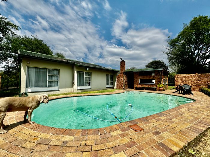 For Sale: House in Secunda Central with pool, braai area, and ample parking.