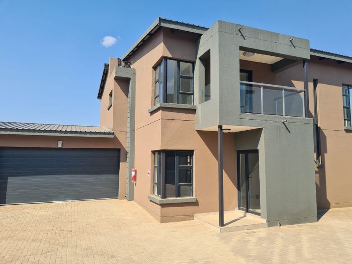 For Sale: House in Bendor with open-plan living, 3 bedrooms, and double garages.