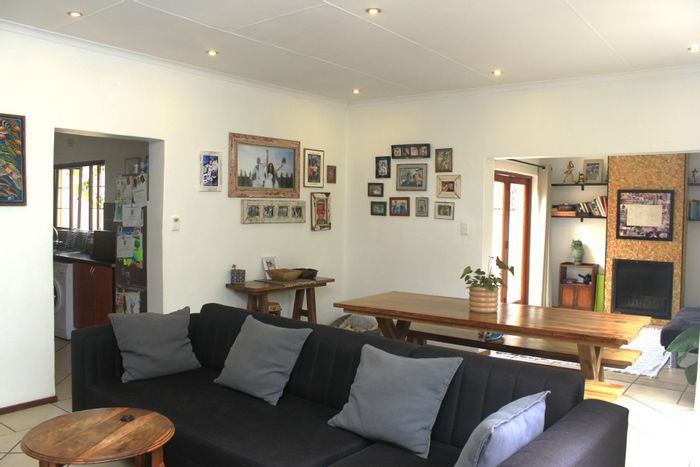 3 Bed House To Rent in Sharonlea with pool, security, and office space.