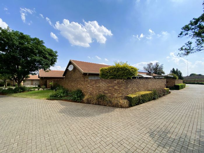 Townhouse for Sale in Pretoria Central: 2 bedrooms, pet-friendly, near amenities.