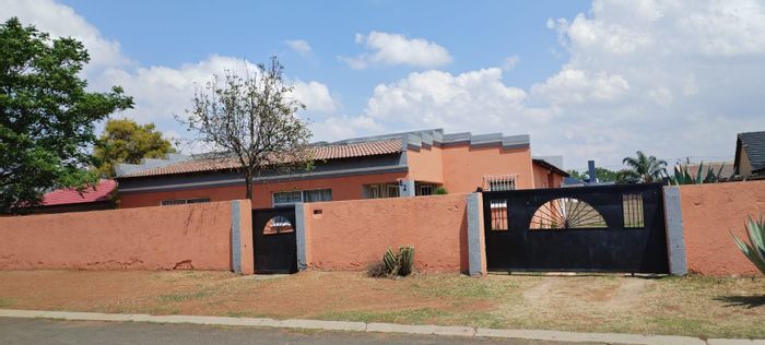 Roodekop House For Sale: 3 bedrooms, ensuite, spacious living areas, large stand.