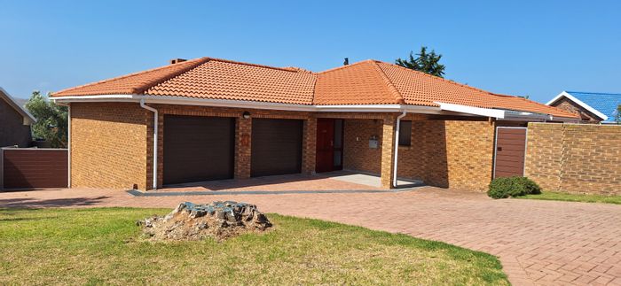 Hartenbos Heuwels House To Rent: 3 Beds, big garden, open-plan living, double garage.