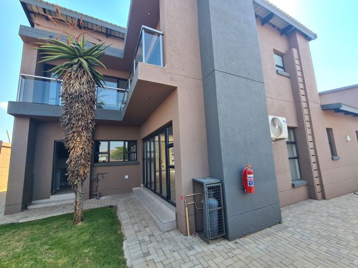 Townhouse To Rent in Woodhill Estate: 3 beds, garden, garage, open parking.
