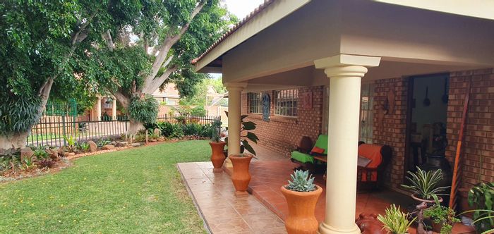 For Sale: Spacious 3-bedroom house in Mookgopong Central with security, garden, and solar.