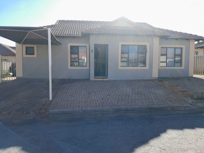 Kuruman Central Townhouse For Sale: 3 beds, 2 baths, security complex, paved yard.