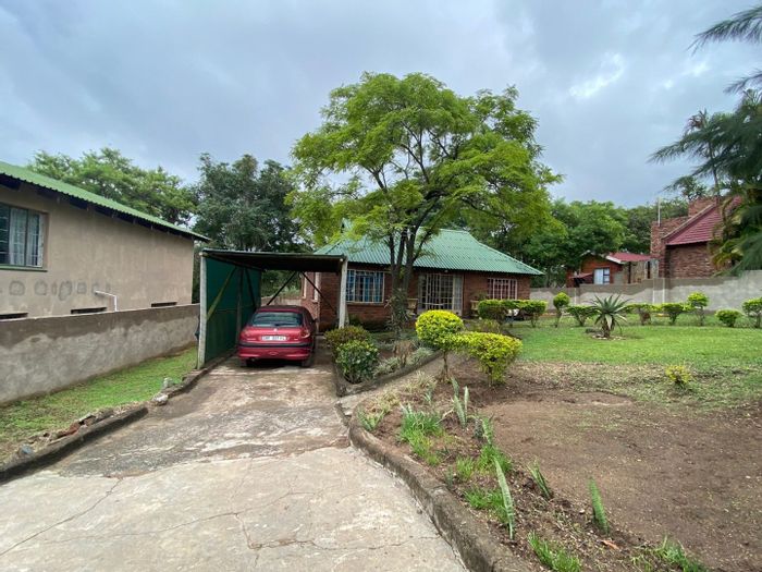 Hazyview Central House For Sale: 3 Bedrooms, pet-friendly garden, secure parking.