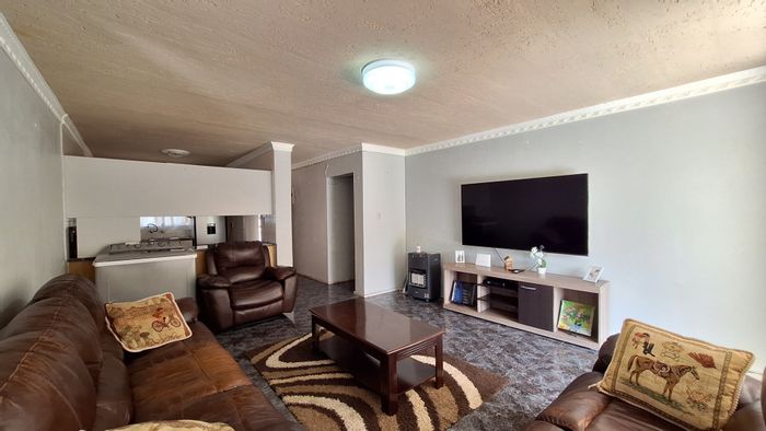 Florida Apartment For Sale: 2 Bedrooms, communal pool, secure parking, near schools.