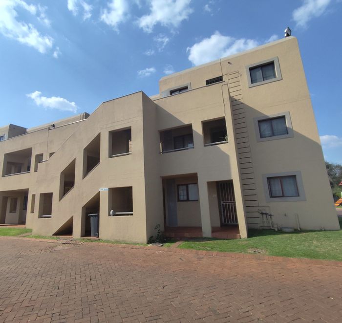 Weltevreden Park Apartment For Sale: 3 bedrooms, pool, clubhouse, 24-hour security.