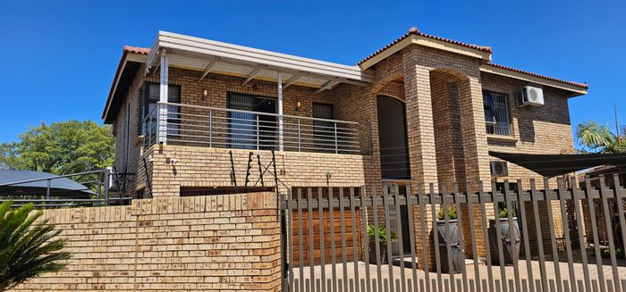 For Sale: House in Roylglen Gardens with 4 beds, solar, borehole, and security.