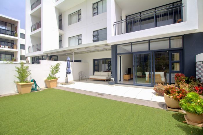 For Sale: Apartment in Paardevlei with gym, pool, restaurant, and off-grid living.