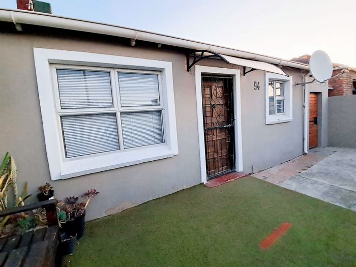 Holland Park House For Sale: Spacious lounge, built-in wardrobes, braai area, near amenities.