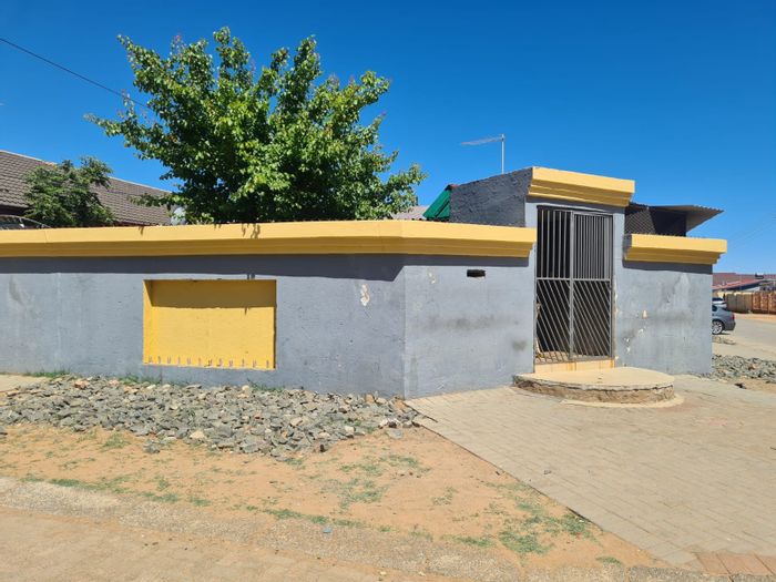 Galeshewe House For Sale: 2 bedrooms, open-plan living, large fenced yard.