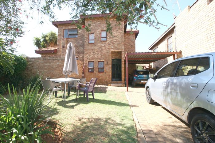 Honeydew Townhouse For Sale: 2-bed, wrap-around garden, pet-friendly, parking available.