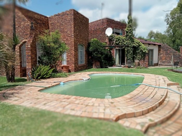 For Sale: Guest house in Heilbron Central with pool, bar, and garden amenities.