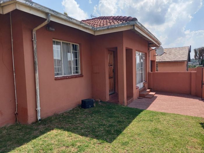 Noordwyk House For Sale: 3 Bedrooms, secure complex, close to schools and shops.