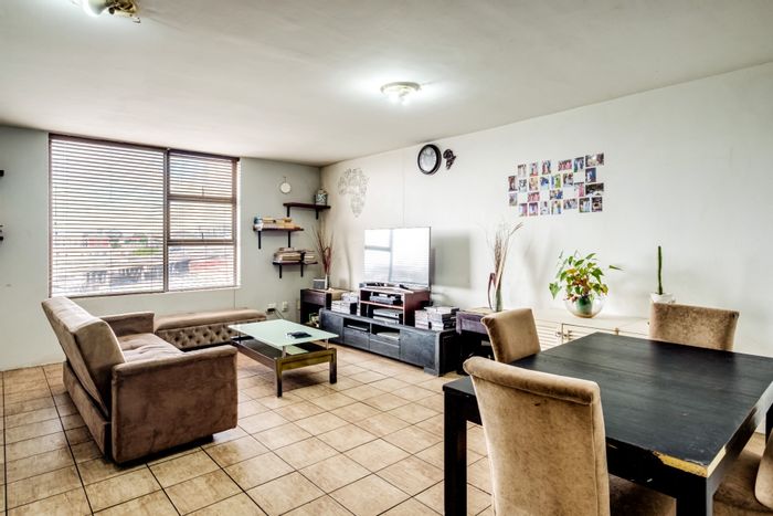 Zonnebloem Apartment For Sale: Secure living, gym, pool, and city views.