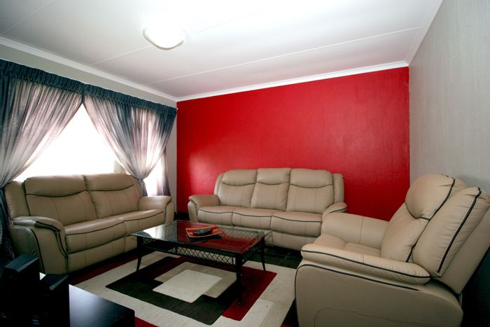 Radiokop Apartment For Sale: 3 beds, pool, play area, secure complex.