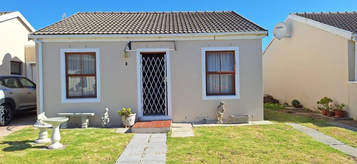 Die Bos Townhouse For Sale: Two bedrooms, pet-friendly, secure complex, parking available.