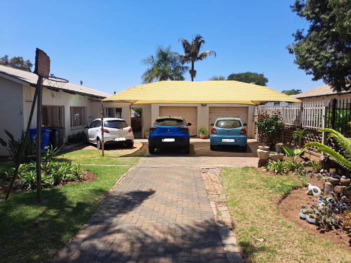 Spacious Silverton house for sale with pool, lapa, and ample parking.