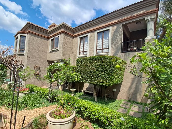 For Sale: Spacious 5-bedroom house in Moreleta Park with pool, braai room, and garden.