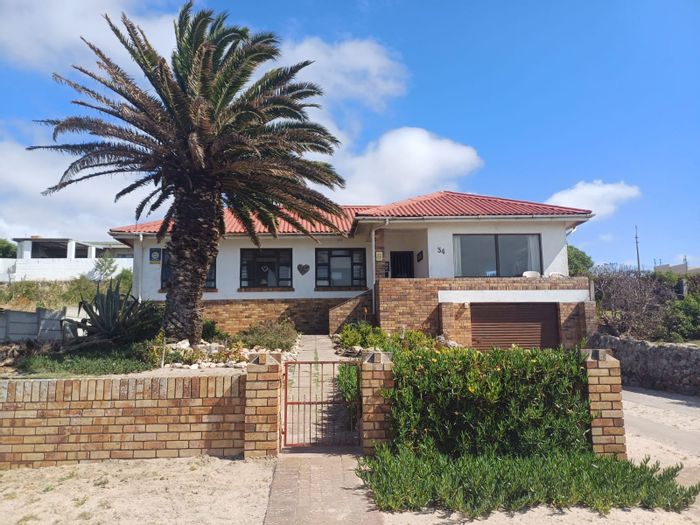 House for Sale in Saldanha Central: 180° sea views, 3 bedrooms, low-maintenance garden.