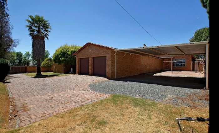 For Sale: House in Ermelo Central with 3 beds, flatlet, and spacious living.